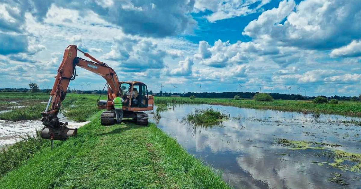 Dramatyczna sytuacja w powiecie elbląskim. Woda przerwała wał i zalewa pola