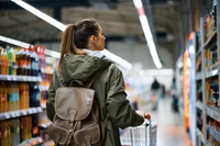 Magda ma 40 lat i próbuje coś zaoszczędzić. "Później może być już bardzo trudno"