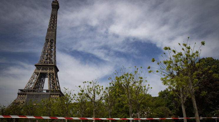 A rendőrségi szalaggal körbekerített Mars-mező, az Eiffel-torony közelében fekvő nyilvános park Párizsban a koronavírus-járvány idején, 2020. április 21-én. / Fotó: MTI/EPA/Ian Langsdon