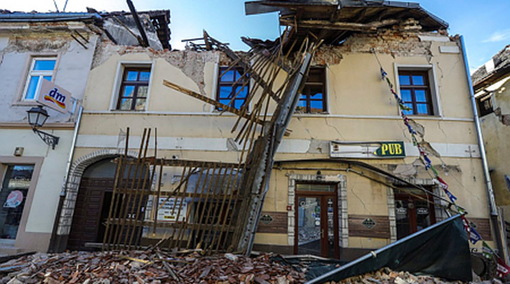 Öt halottja már biztos van a mai horvátországi földrengésnek, a egyikük egy gyermek/ Fotó: MTI/EPA/Antonio Bat