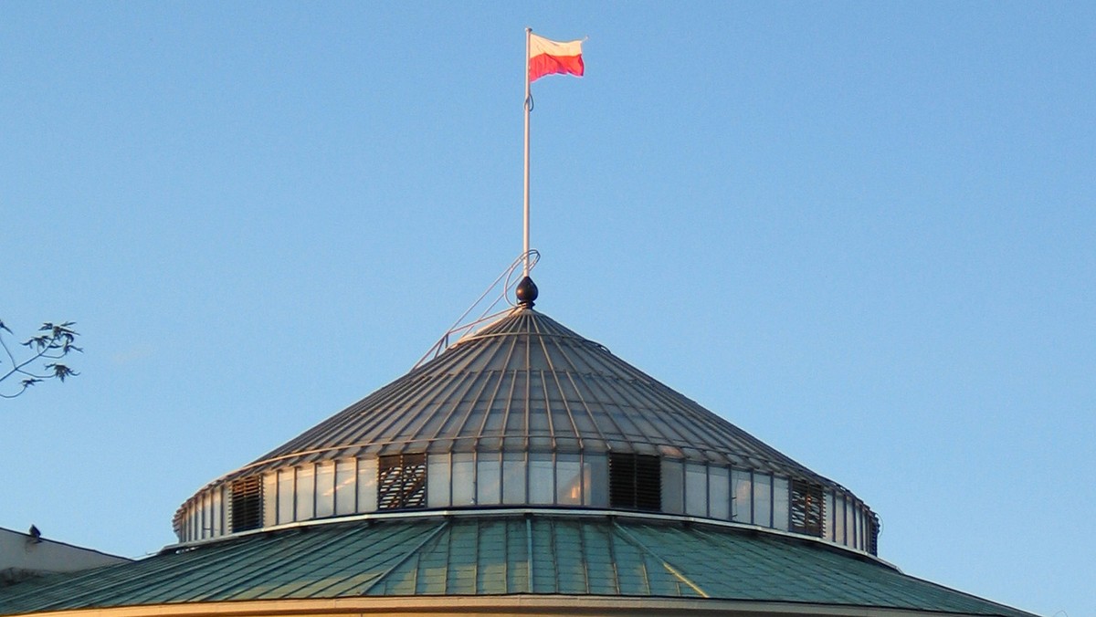 "To koniec politycznych wakacji" - pisze "Rzeczpospolita". Jak zaznacza dziennik, Platfomie nie udało się zniwelować straty do PiS. Ugrupowanie Jarosława Kaczyńskiego ma 33 proc. poparcia ankietowanych, a rządząca partia może pochwalić się 25 proc. wskazań badanych. Wysoki wynik utrzymała także partia Janusza Korwin-Mikkego, która uzyskała siedem proc. poparcia.