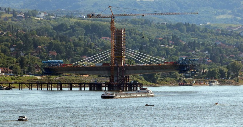 Zbog niskog vodostaja piloni novog mosta u izgradnji preko Dunava ugledali svetlost dana