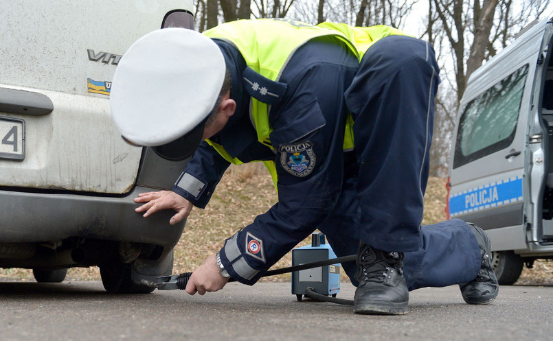 Po zatrzymaniu funkcjonariusz podłączy w odpowiedni sposób do kontrolowanego pojazdu dymomierz lub analizator spalin