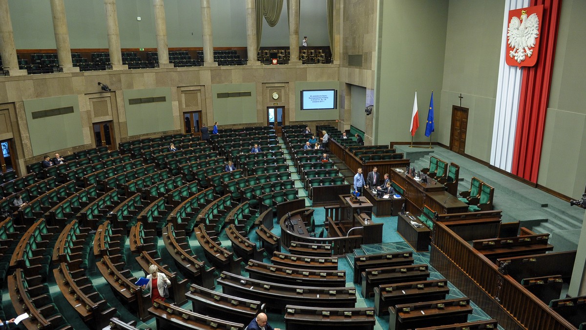 Przygotowany przez rząd projekt ustawy o finansowaniu zadań oświatowych trafi do dalszych prac w Komisjach: Edukacji, Nauki i Młodzieży oraz Samorządu i Polityki Regionalnej. W czwartek podczas I czytania projektu żaden z klubów nie zgłosił wniosku o jego odrzucenie.