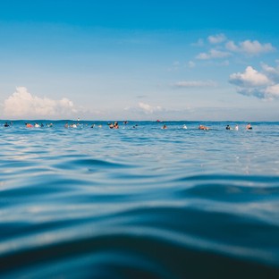 Életveszélyesek a rejtett víz alatti árkok a Balatonban: ilyen hullámokból ismerheti fel!