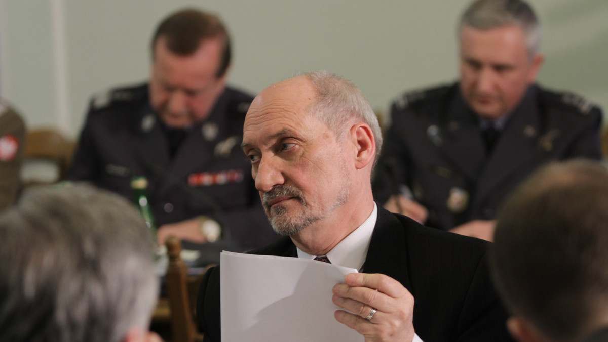 - Piloci Jaka-40 bohatersko wylądowali w Smoleńsku 10 kwietnia 2010 r., ratując życie polskich dziennikarzy - ocenił poseł Antoni Macierewicz (PiS) podczas posiedzenia sejmowej komisji obrony narodowej dotyczącego lądowania samolotu Jaka-40 w Smoleńsku 10 kwietnia 2010 roku, której zwołania domagał się PiS. Poseł zarzucił również, że najwyżej postawione osoby w państwie naruszyły kodeks karny w związku z katastrofą smoleńską. Zapał likwidatora WSI studził wiceminister obrony, Czesław Piętas, który powiedział, że jest za wcześnie, aby mówić o winie lub nie pilotów Jaka-40.