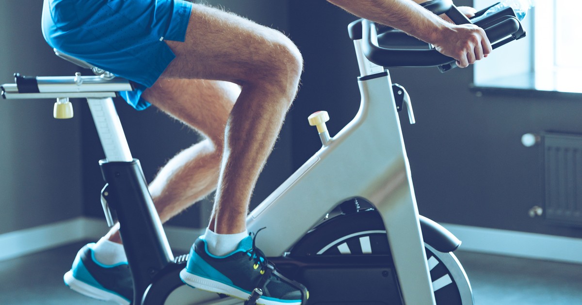 Nie czekaj z treningiem kolarskim do wiosny. Te rowery stacjonarne do 1000 zł to niedrogi i wydajny sposób na ćwiczenia w domu