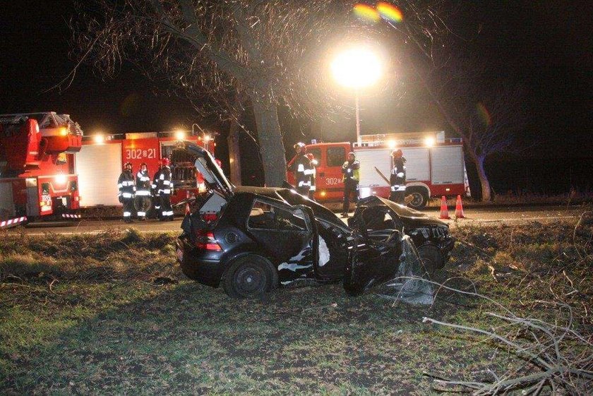 Przeżył wypadek i zawisł na drzewie