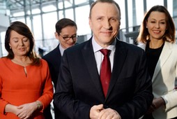 Nowo powołany prezes TVP Jacek Kurski z Anną Popek, Danutą Holecką i Przemysławem Babiarzem