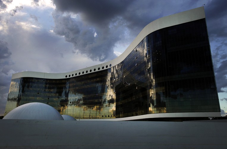 O swoim sztandarowym dziele sam Niemeyer mówi w ten sposób: 'Wybrałem beton, bo najlepiej pozwala tworzyć budynki bez kątów i linii prostych. A linie faliste Brasilii odzwierciedlają kształty naszych wzgórz, meandry Amazonki, kształty chmur i fal, a także zmysłowe ciało Brazylijek'. Brasilię można lubić bądź nie. Faktem jest natomiast, że zarobki są tu wyższe niż w wielu innych miastach Brazylii, podobnie jak poziom życia mieszkańców, kultury i edukacji.