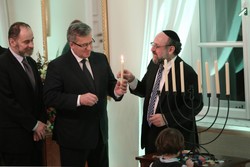Prezydent Komorowski zapalił w Belwederze chanukowe świece