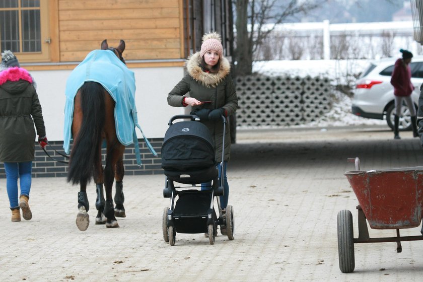 Kaczyńska i Dubieniecki z córką na koniach