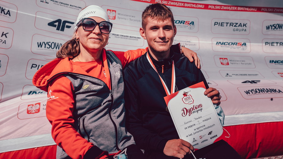 Prezes PZBiath Joanna Badacz wraz z synem Konradem, mistrzem świata juniorów młodszych z 2021 roku