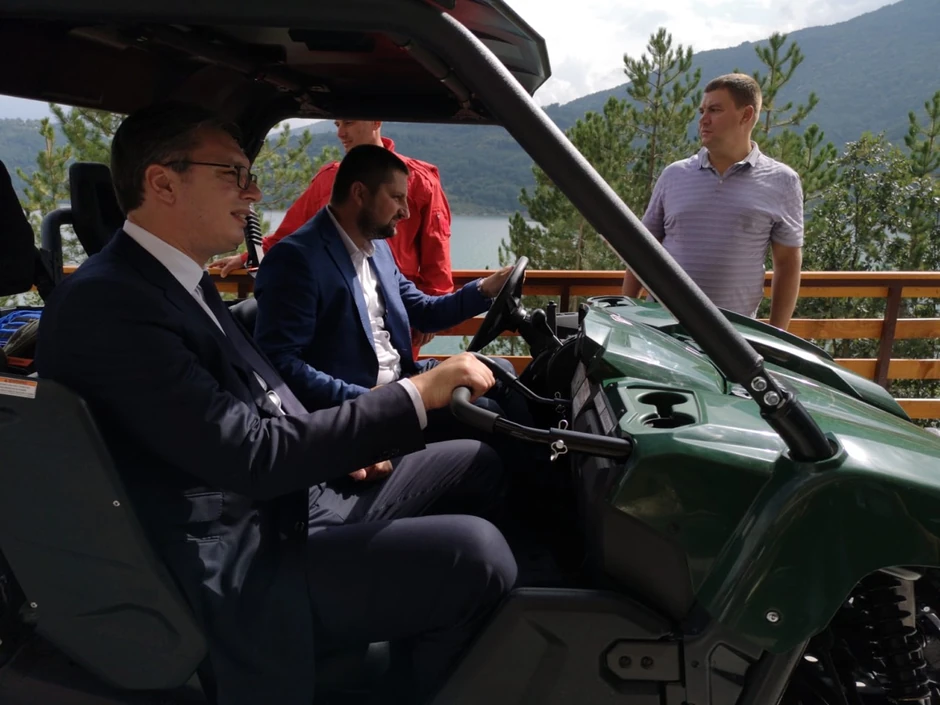 Vučić se kvadom provozao oko objekta