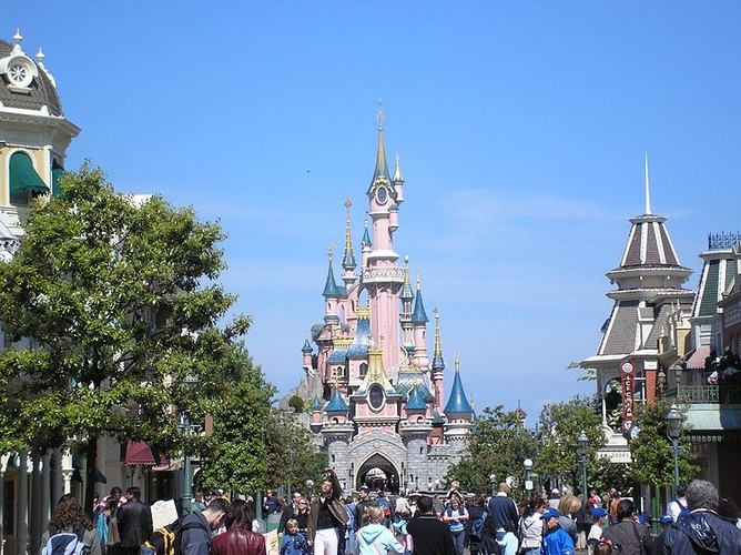 3. Disneyland w Paryżu, podobnie jak Bazylika Sacre - Coeur jest odwiedzany przez 10,5 mln osób.