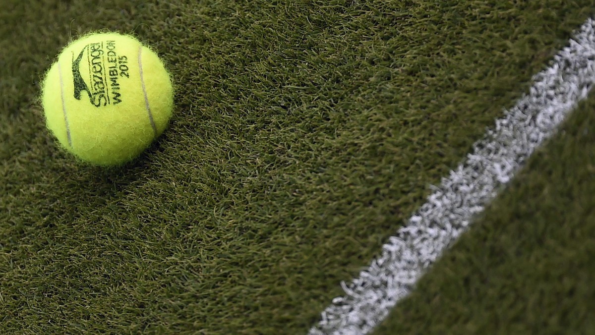 Białe stroje, szampan z truskawkami, a także kultowa kolejka po bilety – wimbledońskich tradycji jest mnóstwo. W Londynie każdy choć przez chwilę może poczuć się wyjątkowo. Turniej z czterema polskimi singlistami zaczął się w poniedziałek.