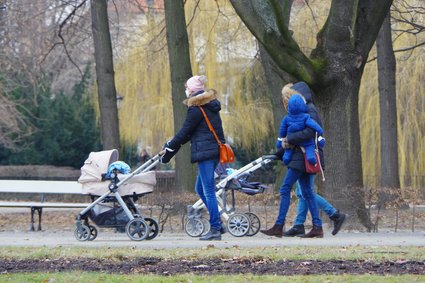 12 tys. zł na dziecko. Wielu rodziców nie wie, że im też się należy. Wyjaśniamy na przykładach