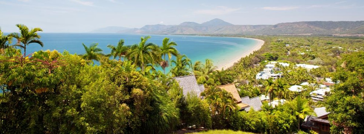 Port Douglas - jest to pełna hoteli, pensjonatów oraz restauracji miejscowość wczasowa, której atutami jest szeroka plaża, pola golfowe bliskość Wielkiej Rafy Koralowej, odtworzony fragment lasu deszczowego