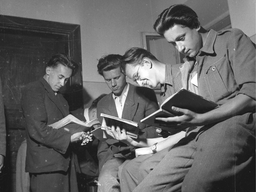 Matura w czasach stalinowskich. Indoktrynacja i obowiązkowa fizyka [ZDJĘCIA]