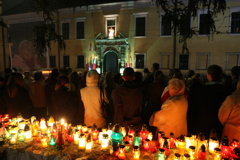 Spotkanie pod "oknem papieskim" przy ul. Franciszkańskiej 3 w Krakowie w 2007 r. 