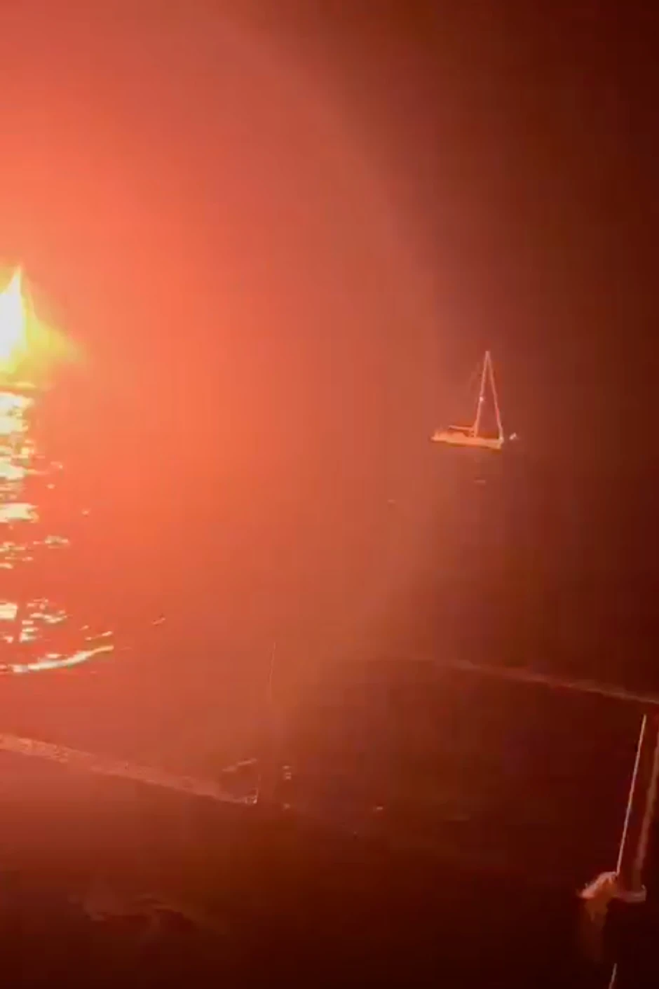 Snimak čiju verodostojnost BBC nije potvrdio, dobili smo učesnika GSF-a. Prikazuje eksploziju na jednom od brodova flotile na moru. | Foto: Yasemin Acar