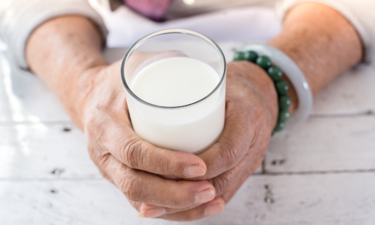 Czy seniorzy powinni pić mleko? Eksperci obalili popularny mit