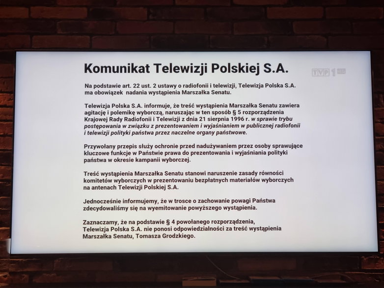 Plansza z komunikatem w TVP przed orędziem marszałka Grodzkiego