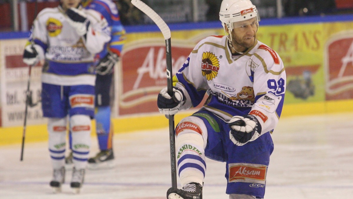 Aksam Unia Oświęcim pokonała MMKS Podhale Nowy Targ 4:2, a JKH GKS Jastrzębie wygrał 2:1 z Ciarko KH Sanok w spotkaniach fazy play off Polskiej Ligi Hokeja na lodzie. Unia i JKH awansowały do półfinałów.