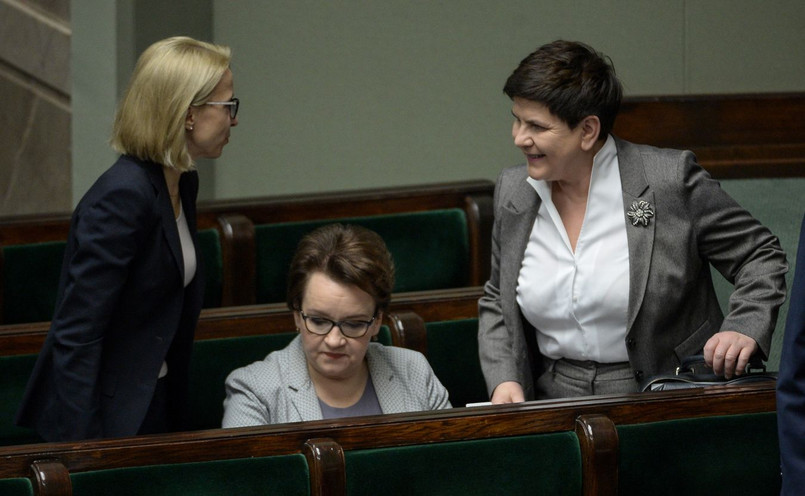 Minister finansów Teresa Czerwińska, minister edukacji Anna Zalewska i wicepremier Beata Szydło
