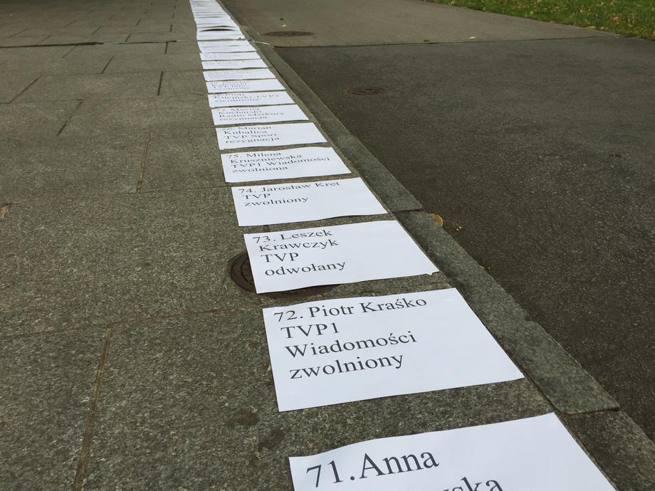 Chodnik przed KPRM. Nazwiska dziennikarzy wyrzuconych przez PiS z mediów publicznych