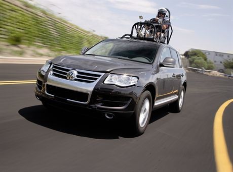 Die originalen Filmfahrzeuge (Volkswagen Touareg und NYPD-Dienstwagen) der finalen Crashszene aus ?Das Bourne Ultimatum? waren kurz vor der Premiere des Agententhrillers am 25.07. 2007 in LA ausgestellt. Bei einem Testdrive stellte Volkswagen weiterhin einen Touareg mit RDV (remote-drive vehicle) vor. Dieser spektakulaere Aufbau des bekannten Stuntkoordinators Dan Bradley ermoeglicht dem Schauspieler im Inneren des Fahrzeugs sich auf seine Rolle zu konzentrieren, waehrend ein Stuntman den Touareg von einer Fahreinheit auf dem Dach steuert.