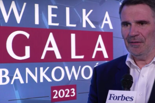 Bank Millennium został wyróżniony podczas Wielkiej Gali Bankowości 2023. – Od wielu lat przykładamy najwyższą wagę do obsługi klientów na każdym etapie procesu. Bardzo cieszy, że jesteśmy na czołowych pozycjach w rankingu „Newsweeka. To jest wielki sukces, że w tym roku udało nam się dwa razy zdobyć pierwsze miejsce zarówno w bankowości zdalnej, jak i oddziałowej – mówił Wojciech Rybak, członek zarządu Banku Millennium, w rozmowie przeprowadzonej za kulisami gali Wielkiej Gali Bankowości 2023.