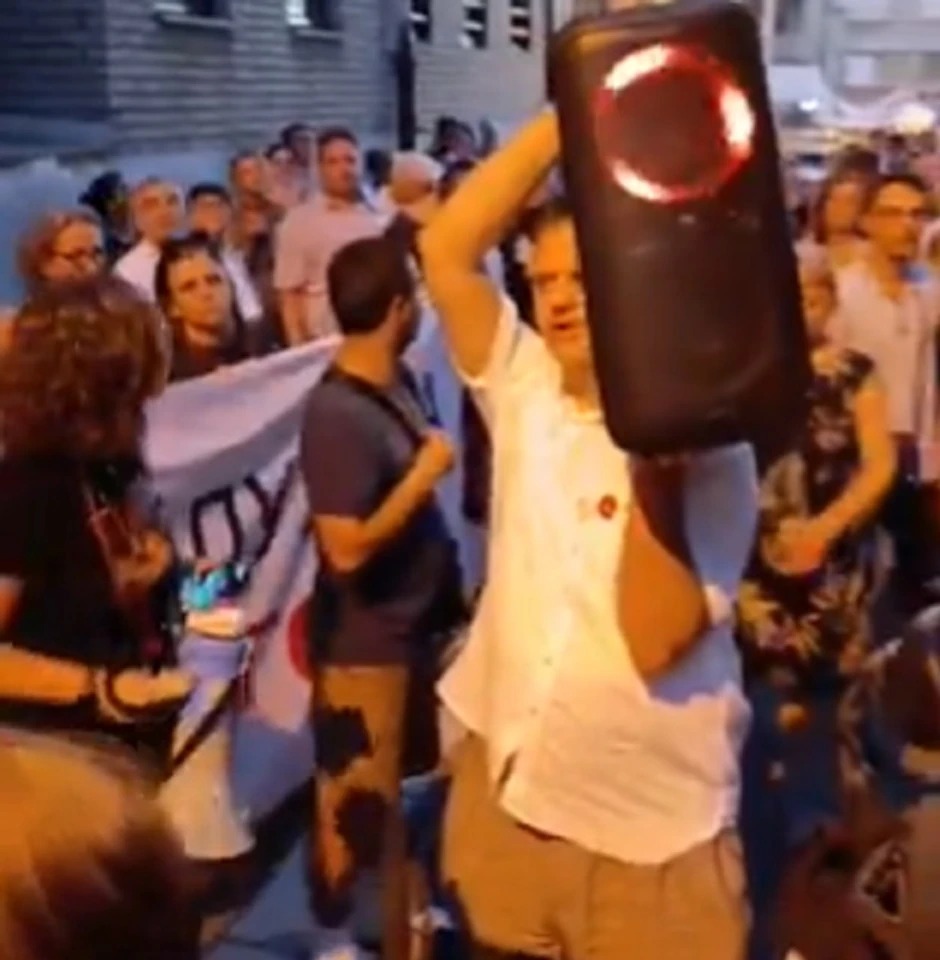 Demonstranti ispred zgrade Marka Stojčića