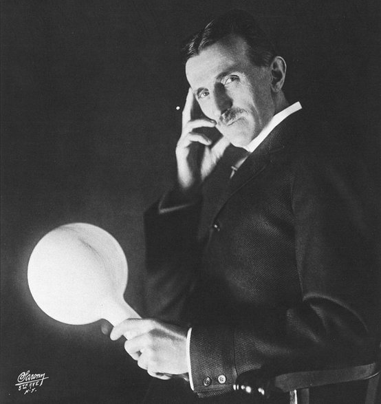 Nikola Tesla z żarówką około 1898 r.