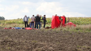 Wypadek podczas akrobacji pod Piotrkowem Trybunalskim. Dwóch spadochroniarzy spadło na ziemię