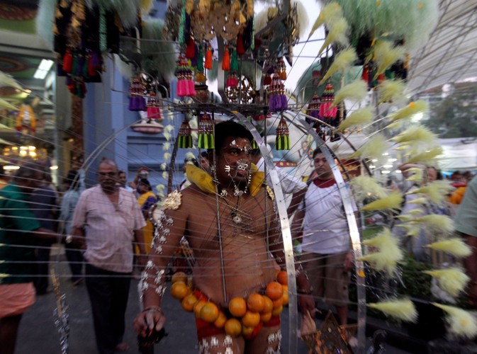 Uczestnicy tradycyjnej procesji pokazują swe poprzebijane i ozdabiane ciała. Co więcej, w takim 'stroju' nawet tańczą