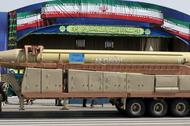 Irańska rakieta Szahab-3 wieziona na platformie podczas parady wojskowej w Teheranie