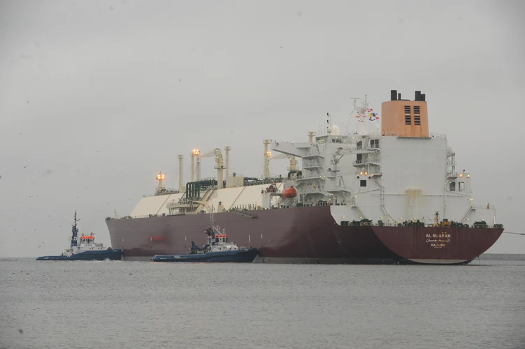 Metanowiec 'Al Nuaman' z katarskim LNG wpływa do basenu portowego terminalu LNG w Świnoujściu