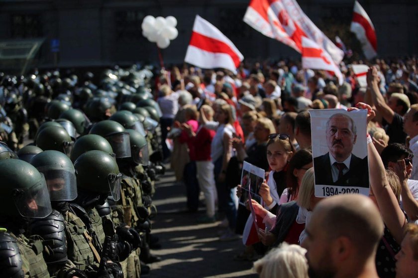 Białoruś: milicja brutalnie pacyfikuje protesty w Mińsku