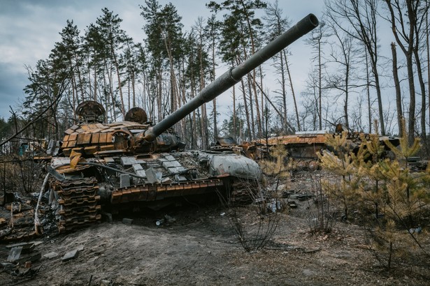 Wrak rosyjskiego czołgu pod Kijowem. Amerykańska pomoc wojskowa jest kluczowa w wojnie na Ukrainie. Bez niej Ukraina nie miałaby szans z rosyjskim najeźdźcą.