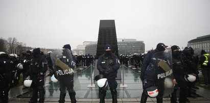 Pomnik smoleński i Lecha Kaczyńskiego pod specjalnym nadzorem. Zdjęcia wywołały poruszenie w sieci