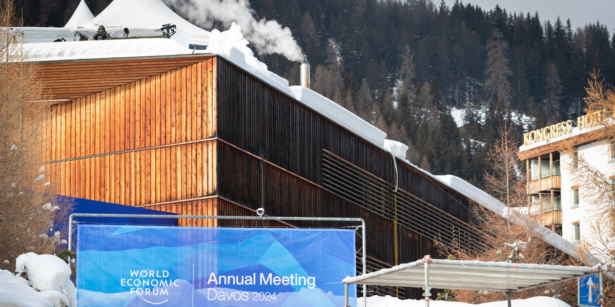Snajper i ochrona obserwują Davos podczas Światowego Forum Ekonomicznego. Wokół Forum rozmieszczono 5 tys. uzbrojonych funkcjonariuszy. Przez tydzień w tej niewielkim szwajcarskiej miejscowości zgromadzi się elita światowych polityków, liderów i szefów największych firm.