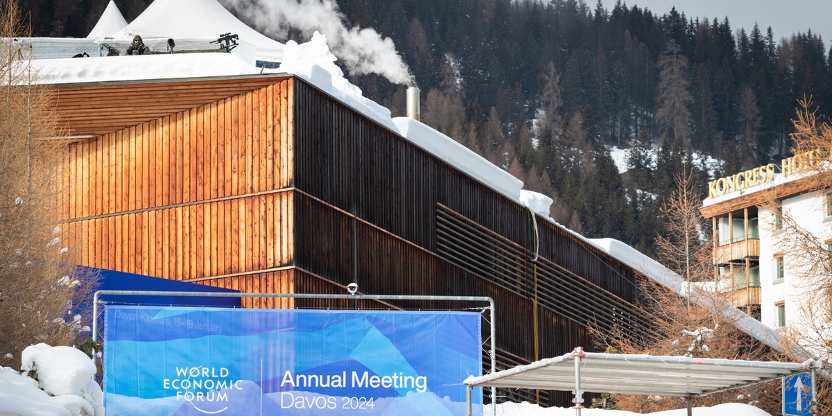 Snajper i ochrona obserwują Davos podczas Światowego Forum Ekonomicznego. Wokół Forum rozmieszczono 5 tys. uzbrojonych funkcjonariuszy. Przez tydzień w tej niewielkim szwajcarskiej miejscowości zgromadzi się elita światowych polityków, liderów i szefów największych firm.