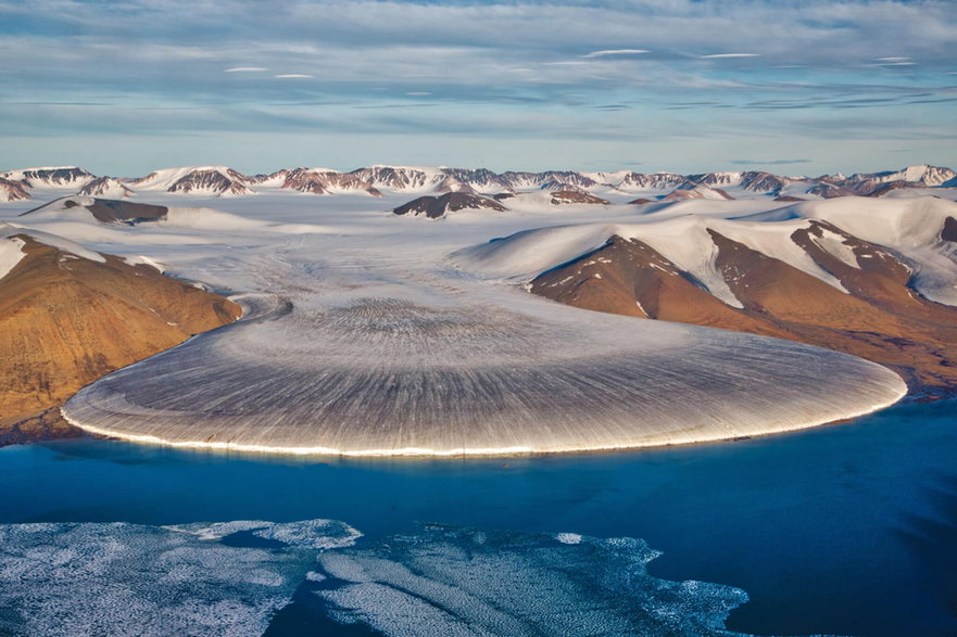 Wkład, jaki czyni Grenlandia we wzrost poziomu morza, będzie wzrastał jedynie w miarę wzrostu średnich temperatur na świecie, uważają naukowcy