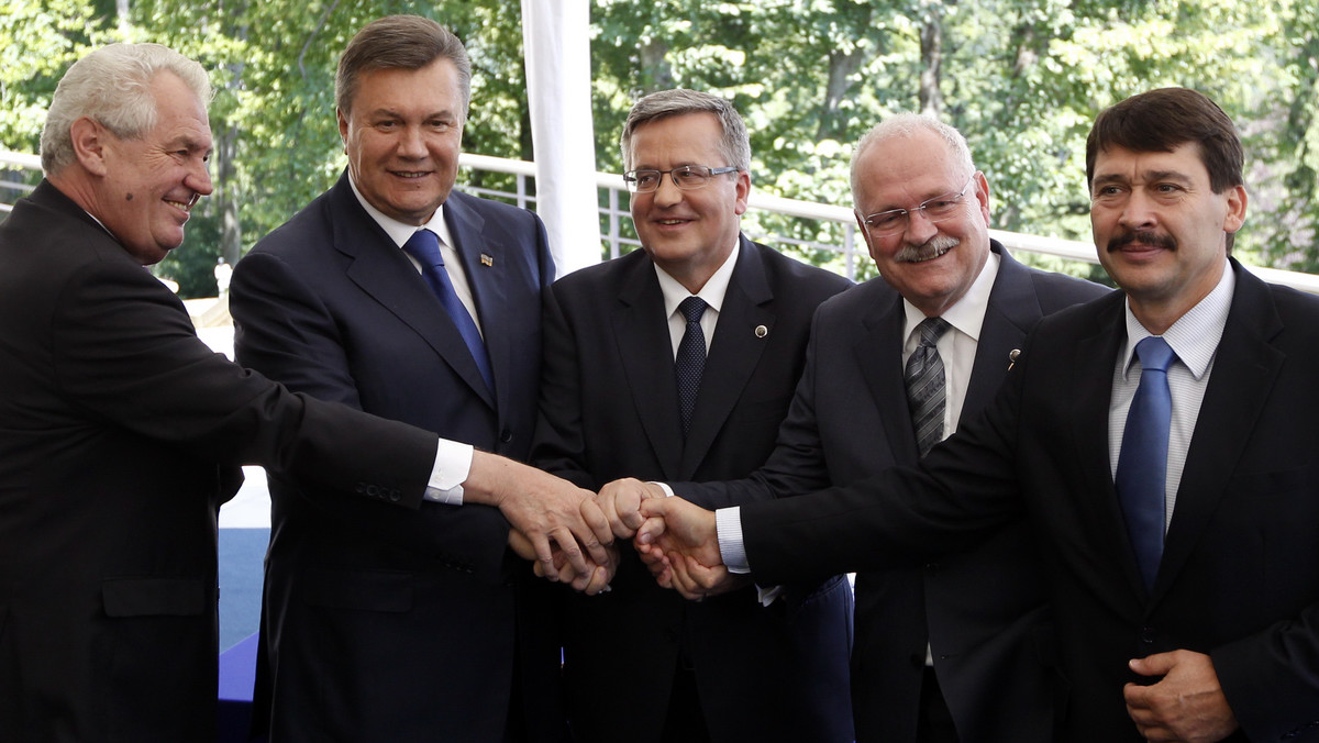 Prezydent Bronisław Komorowski za sukces minionego roku, kiedy Polska pełniła przewodnictwo w Grupie Wyszehradzkiej, uznał solidarne działania dot. budżetu UE na lata 2014-20. Węgierski prezydent na spotkaniu w Wiśle mówił o wyzwaniach, które stoją przed V4 - zwłaszcza we współpracy gospodarczej.