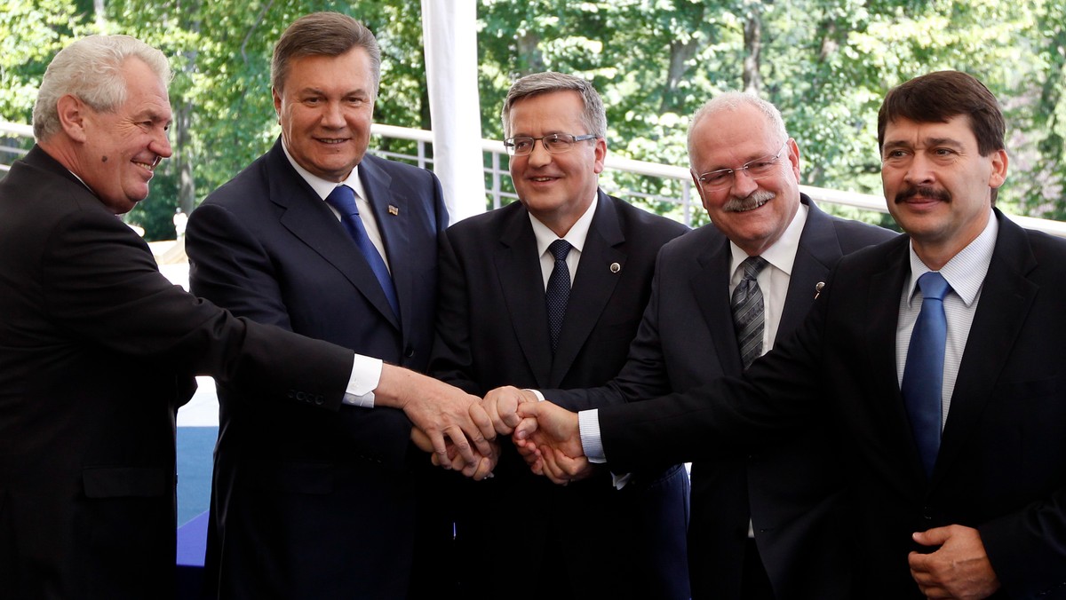 Prezydent Bronisław Komorowski za sukces minionego roku, kiedy Polska pełniła przewodnictwo w Grupie Wyszehradzkiej, uznał solidarne działania dot. budżetu UE na lata 2014-20. Węgierski prezydent na spotkaniu w Wiśle mówił o wyzwaniach, które stoją przed V4 - zwłaszcza we współpracy gospodarczej.