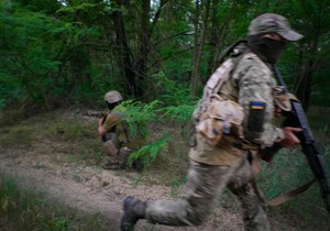 Ukrajinska vojska postavlja protivtenkovske mine na šumskom putu u Donjecku