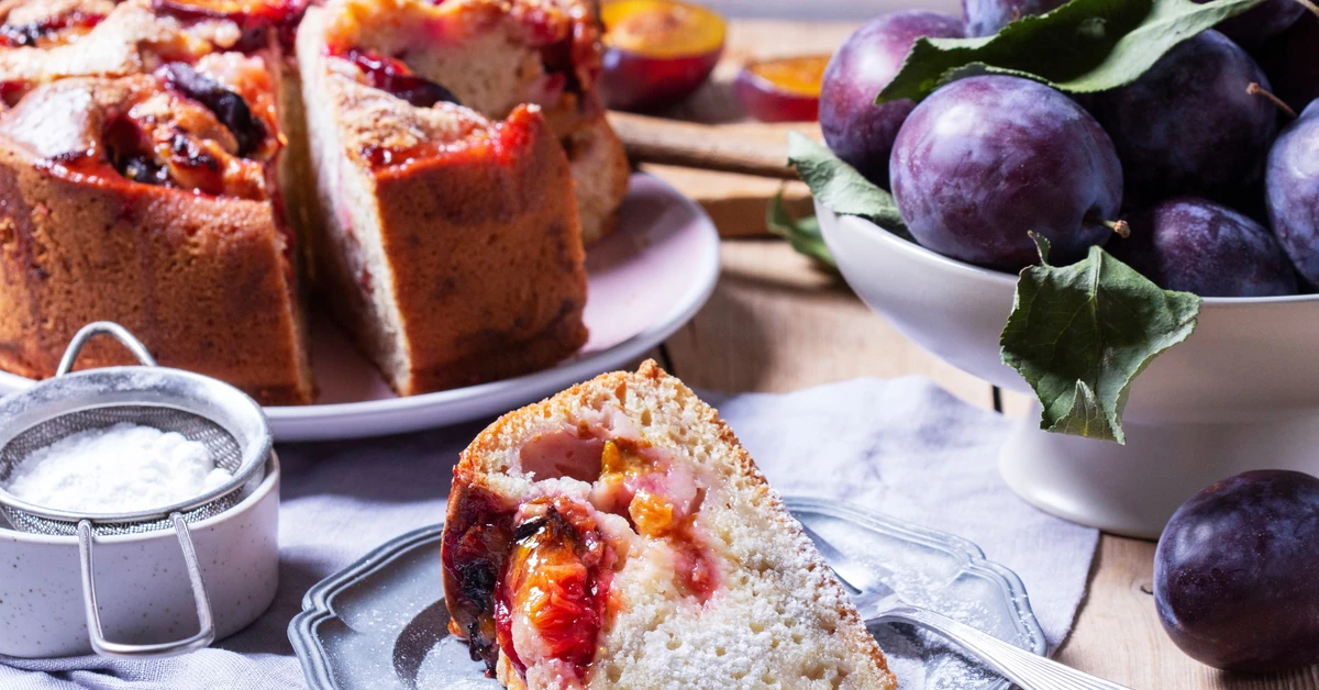 Błyskawiczny placek ze śliwkami z przepisu Ewy Wachowicz. Obłędnie pyszny i prosty