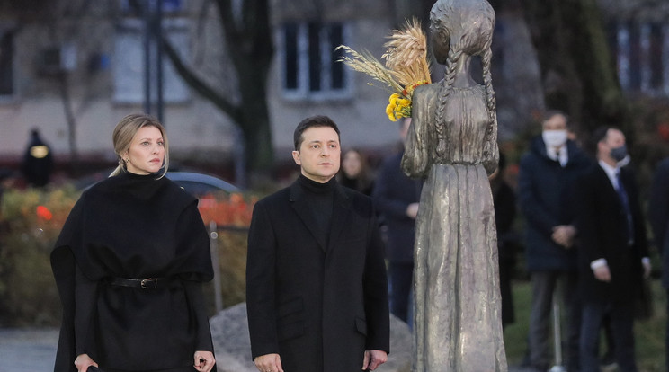 Az ukrajnai nagy éhínség, a holodomor legalább hárommillió halálos áldozatának kijevi emlékművénél tartott megemlékezésen Volodimir Zelenszkij ukrán elnök és a felesége, Olena. Az 1932-33-as éhínséget a sztálini önkény idézte elő az akkor szovjet tagköztársaság Ukrajnában. / Fotó: MTI/EPA/Szerhij Dolzsenko