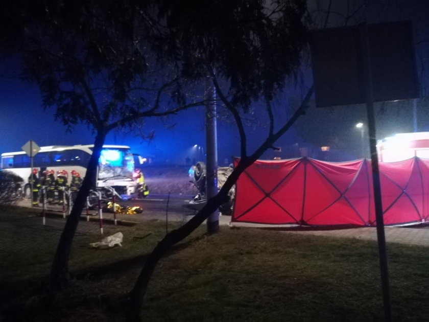 Osobówka zderzyła się z autokarem na Śląsku. Ofiary śmiertelne